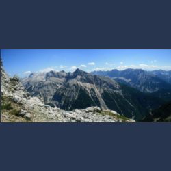 2010-07-09_12-26_Karwendel-HW_Grat1_Abstieg_Blick-Pleisen-Pano (1)_Pano.JPG